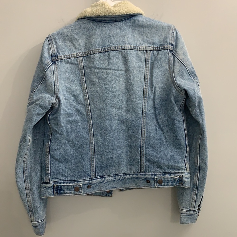 LEVI'S Women's Original Sherpa Trucker Jean Jacket - Picture 7 of 8